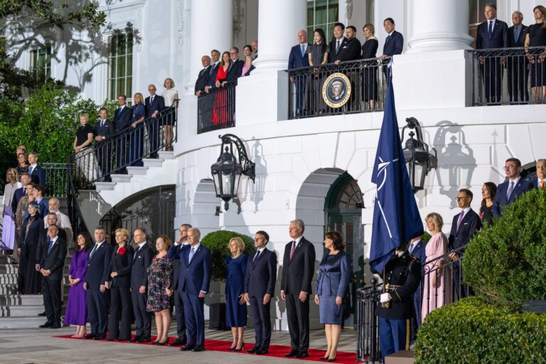 Summitul NATO - promisiuni, critici, gafe