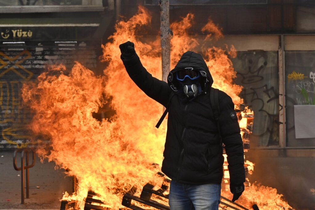 Franța zguduită de revolte