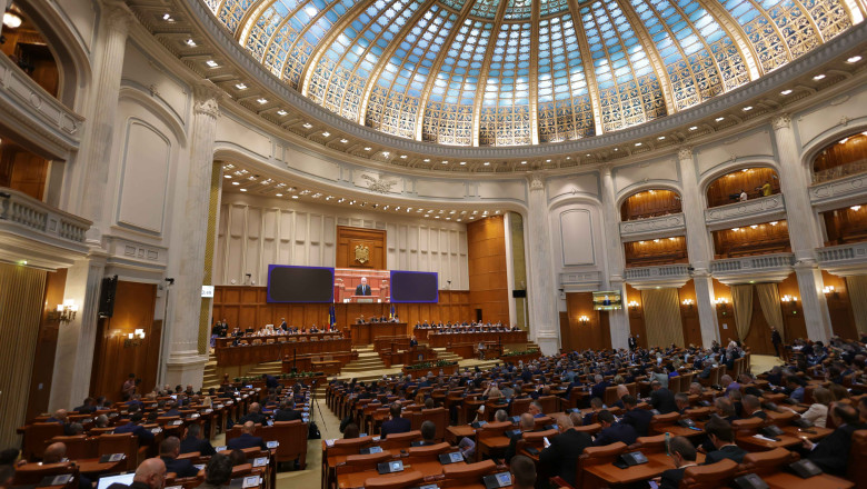 Guvernul Bolojan, vizat de o moțiune de cenzură citită în fața băncilor goale.