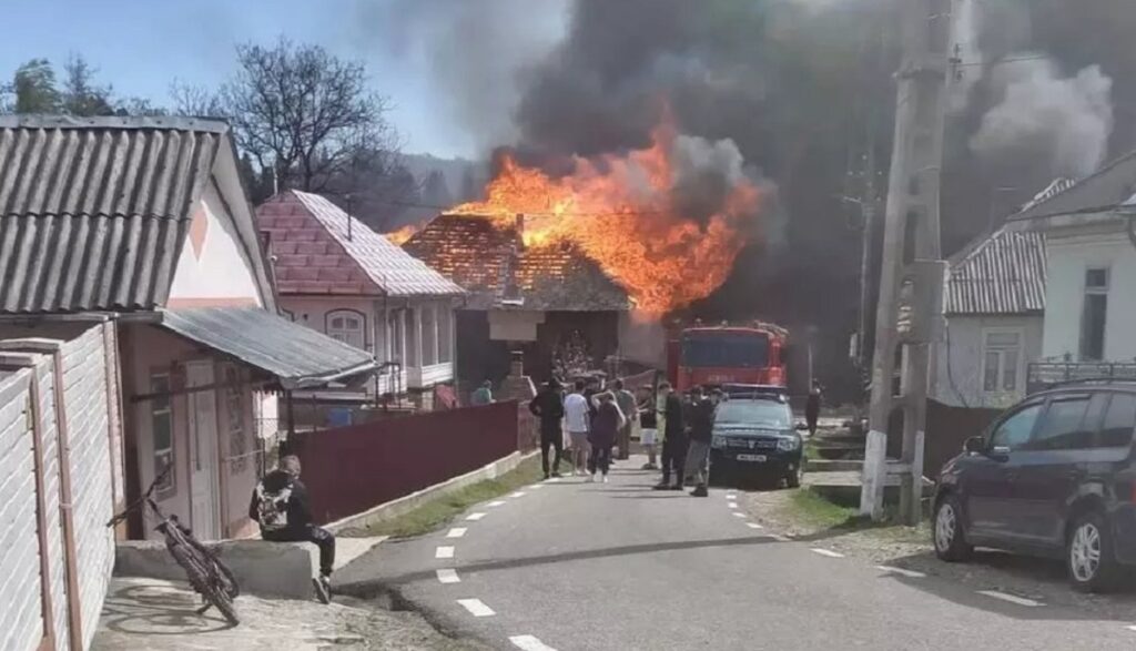 Dezastru în Vrancea: Satul Rucăreni, mistuit de flăcări sub rafale de vânt. 32 de gospodării au fost afectate