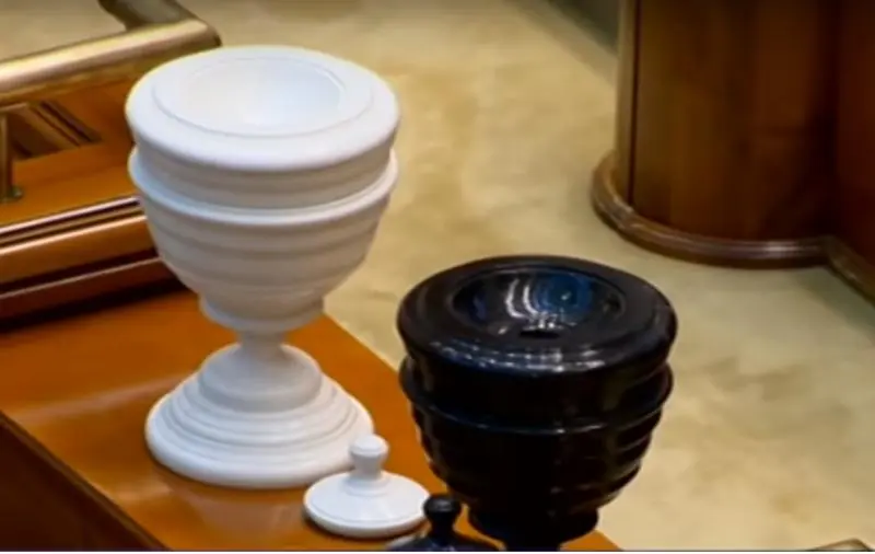 Alianță conjuncturală PSD-AUR pentru dărâmarea Guvernului Bolojan